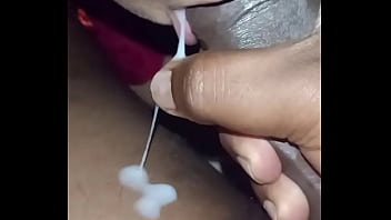 भारतीय किशोरी का पिया हुआ रस चाटना