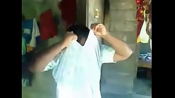 भारतीय महिला अपने प्रेमी के साथ रोमांटिक पलों में डूबी हुई