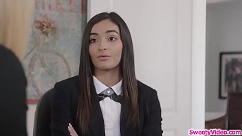 अनुशासनहीन किशोरी को उसकी आकर्षक डीन ने चाटा