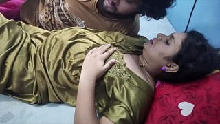गाँव की रात में जंगली प्यार करते हुए जोड़ा