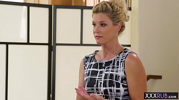 एक अनुभवी परिपक्व सुनहरी बालों वाली द्वारा गोरी किशोरी को दिया गया ज्वार भाड़ा मसाज