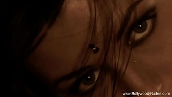 अकेले नाचते हुए बॉलीवुड की आत्मा चुराने वाली