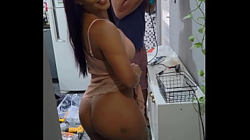 उस मज़दूर को ललकारा जो मेरे पति ने रखा था, और उसने मेरे सामने मेरे पति की आँखों के सामने मेरी चूत के साथ-साथ मेरी गांड भी मारी