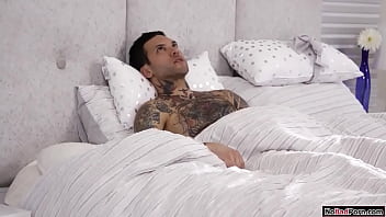 लड़का अपनी मोटी गर्लफ्रेंड और उसकी सौतेली माँ को चोदता है