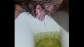 गर्म भारतीय लड़की का पेशाब करने का मज़ा