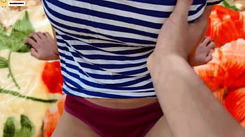 नवयौवना भारतीय कॉलेज लड़की की रोमांचित रोएँदार चूत में गहरा आनंद