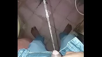 मोटा लंड मस्त पेशाब कर रहा है