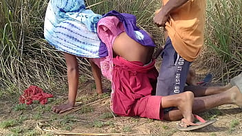 पत्नी जंगल से लकड़ी लाई तो पति ने कहा – आज खुले में ही जंगलात करते हैं