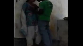 देसी लड़की के निप्पल चूसना