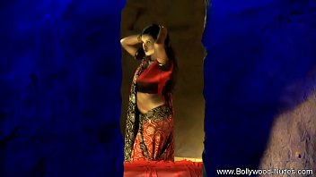 बॉलीवुड की देसी बेबे का नग्न अदाएं