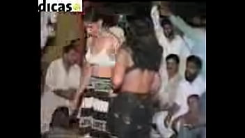 नाचते हुए भारतीय