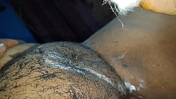 देसी घरेलू बीवी की इंटिमेट शेविंग उसके पति के हाथों