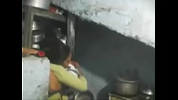 भारतीय सौतेली बहन के उभारों का दबाव