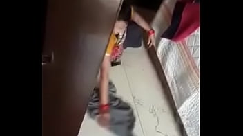 देसी नौकरानी का सेक्सी अंदाज
