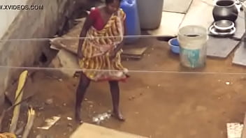 खड़े होकर पेशाब करती हुई देसी लड़की