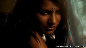 भारतीय सुंदरी प्रेम के लिए उतार रही है अपने वस्त्र