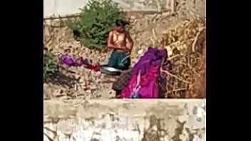 भारतीय दासी का खुलेआम स्नान