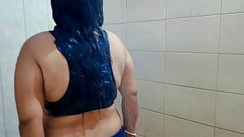 गर्मागर्म नई नवेली देसी भाभी का नंगा नहान