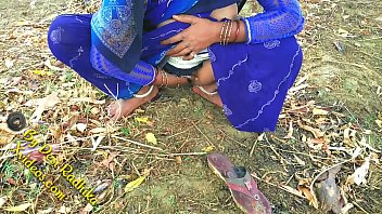 ग्रामीण भारतीय महिला प्राकृतिक रोमांचित योनि के साथ बाहर सेक्स देसी राधिका