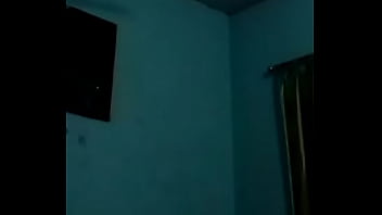 देसी भाभी कैमरे पर अपने शरीर का प्रदर्शन करती हुई