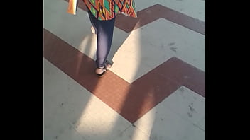 भारतीय बड़ी आंटी का मोटा कूल्हा हिलाते हुए चलना