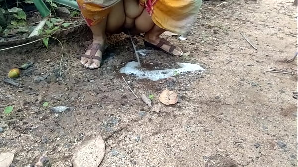 देसी आंटी का प्रकृति में पेशाब करना, एकदम जबरदस्त नज़ारा