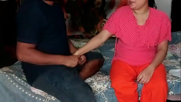 भारतीय नौकरानी चुपके से एक कौमार्य लड़के के साथ रंगरलियाँ मनाते हुए