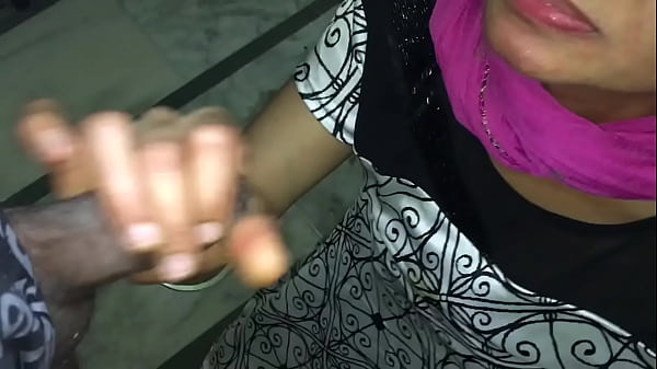 गुजराती भाभी का प्यारा साथ, देसी स्वाद का मजा लेती हुई