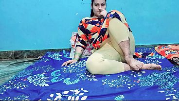 देसी पत्नी की पूजा करते हुए बड़े लंड और भारी छातियों वाला जोरदार सेक्स