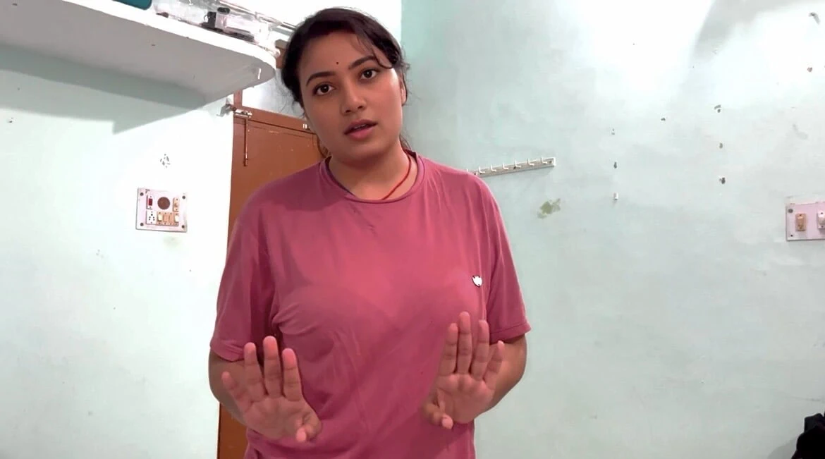 बड़ी बहन गुस्से में थी, हम एक ही बिस्तर पर सटकर सोए, पूरी रात भरपूर हिंदी आवाज़ें
