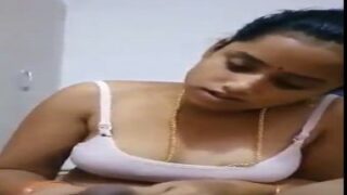 Chennai Desi Housewife Giving Handjob