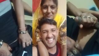परिपक्व भाभी राजस्थानी अश्लीलता में अपने देवर का लंड हिलाती है
