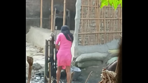 भारतीय बहन नहाते हुए इतनी सेक्सी