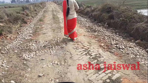 गांव की देसी आंटी अकेली जा रही थी, उसे पटाकर पहली बार गाड़ में चोदा