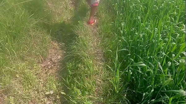 भारतीय देसी आंटी का युवा लड़के के साथ बाहर खुले में सेक्स का आनंद