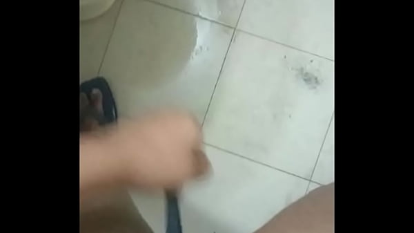 वॉशरूम में उंगलियों से चोदते हुए देसी लड़की
