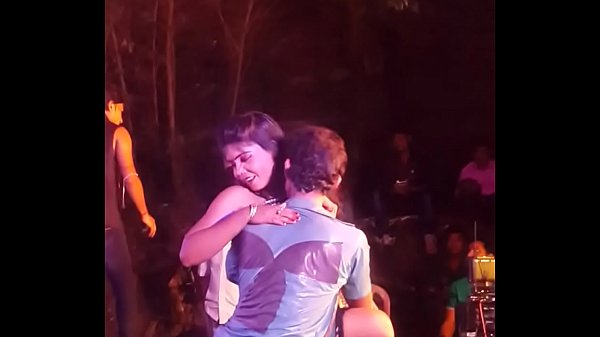 भड़कीले डेसी डांस का रंगीन मंच