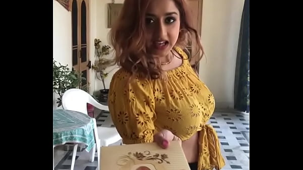 बिना ब्रा की देसी चिकनी का सेक्सी अंदाज