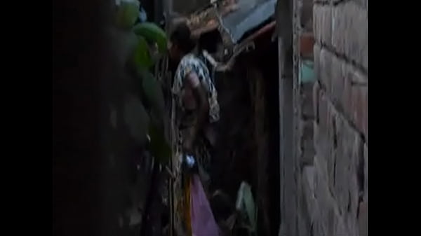 गर्म भारतीय लड़की का पेशाब और सुनहरा पानी