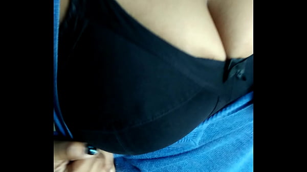 देसी चूची उघार कर खुद को दिखा रही है