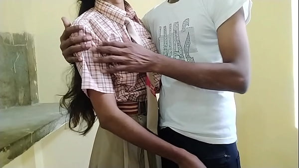 गाँव का देसी छात्र अपनी स्कूल वाली प्रेमिका के साथ 18 साल की उम्र में रोमांटिक मुलाकात