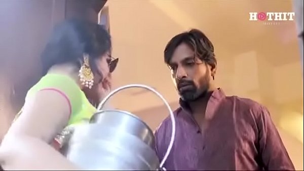 देसी भाभी को पीछे से मजबूत थपथपाना
