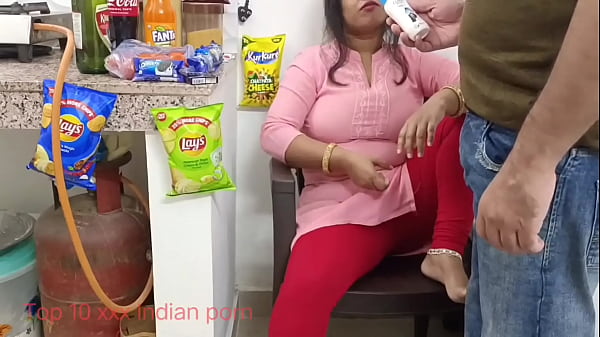 मुंबई का दुकानदार एक गरीब महिला को उधार के बहाने रोमांचक मुलाकात में फंसाता है