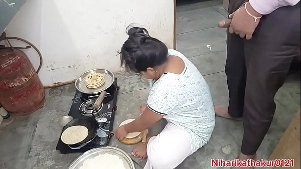 भारतीय देसी सौतेली माँ को किचन में चोदा