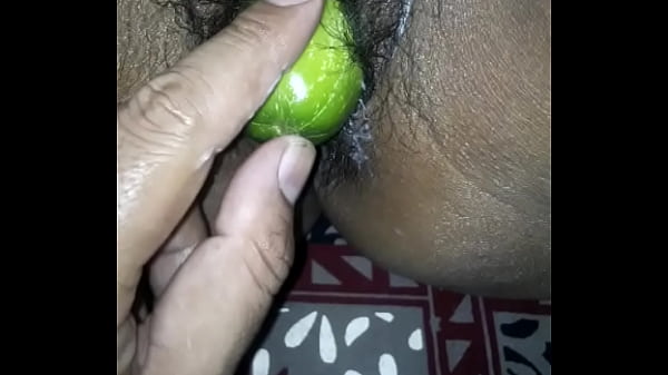 गर्मियों में मेरी देसी बीवी का खीरा चाटने का अंदाज़