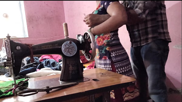 देसी भाभी को सिलाई करते वक़्त अंकल ने चोद दिया