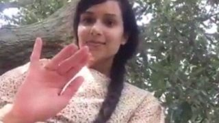 गांव की सुंदर लड़की ने अपनी साड़ी उठाकर अपनी चूत दिखाई