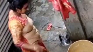 गुप्त रिकॉर्डिंग: बांग्लादेशी भाभी नहाते हुए