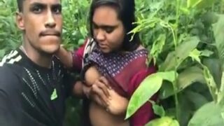 जंगल में उछलती गोरी गांड को देसी लंड ने चोदा