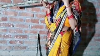 देसी देवर अपनी भाभी की चूत में गन्ना डालकर उसे चोदता है